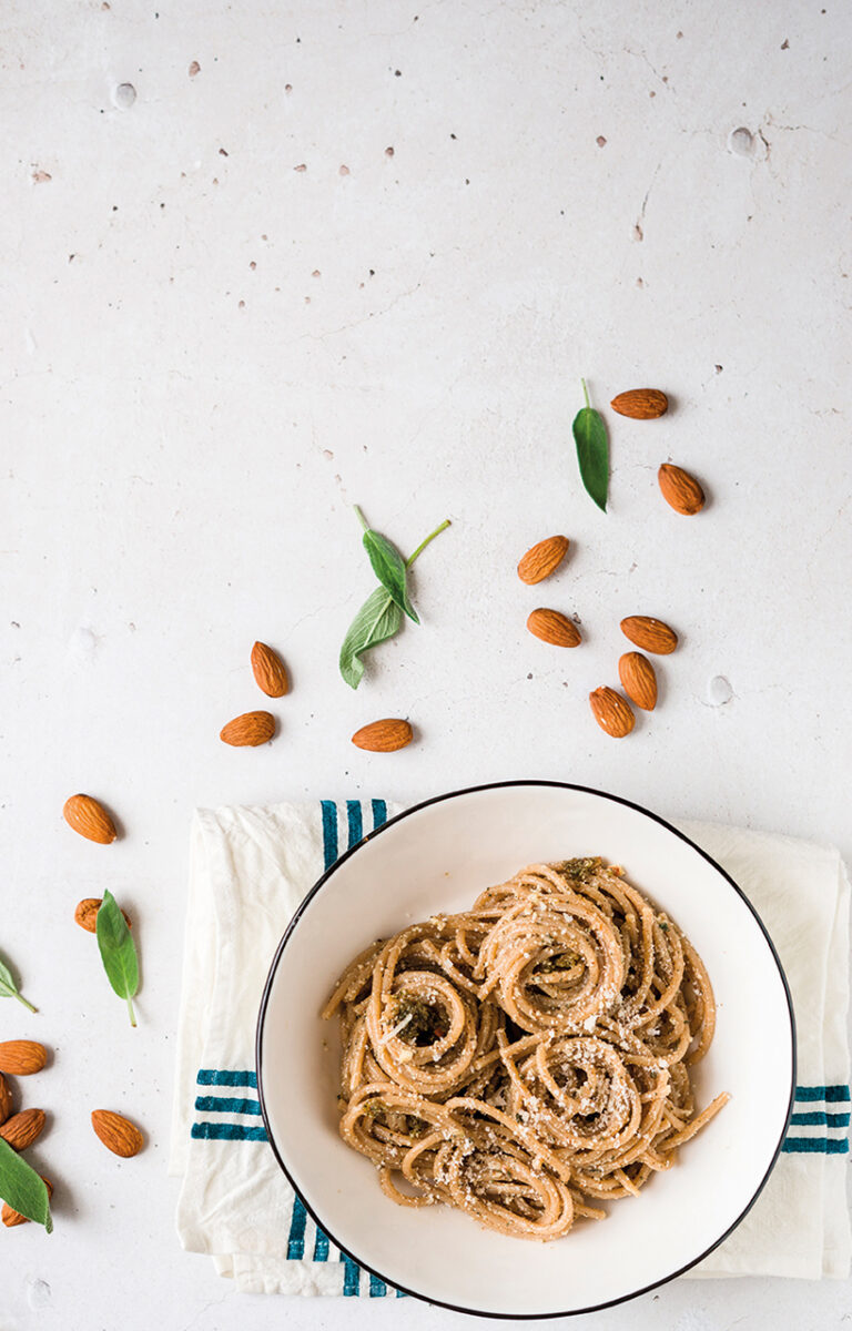 Spaghetti con pesto di salvia e mandorle - SuperSIGMA