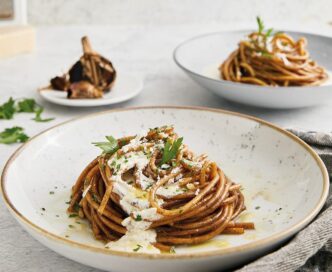 Spaghettoni con crema di aglio nero e fonduta di Castelmagno