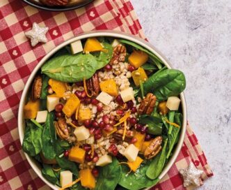 Insalata di farro, spinaci, zucca,  toma, noci pecan e melagrana
