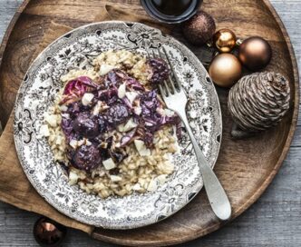 Risotto al radicchio, vino rosso, Asiago  e salsiccia