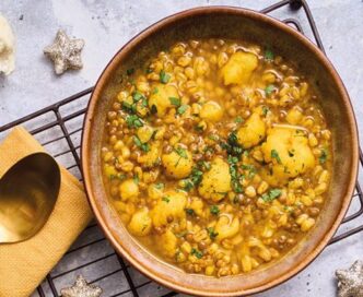 Zuppa speziata di lenticchie, cavolfiore e farro