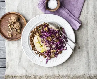 Insalata di lenticchie,  cavolo rosso, mele e noci