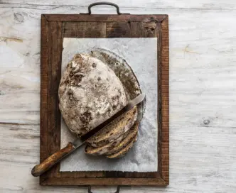 Pane alla segale e frutta secca