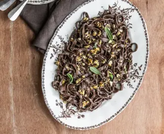 Tagliatelle al cacao  con olio evo e noci