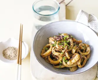 Calamari al wok con salsa agrodolce e cipollotti