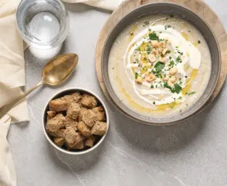 Vellutata di topinambur con crostini e nocciole