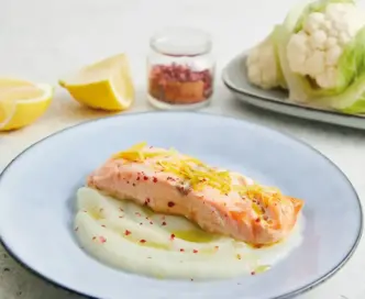 Filetto di salmone al vapore con crema di cavolfiore e limone