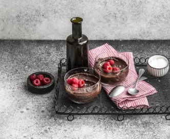 Mousse al cioccolato,  olio extra vergine  di oliva e lamponi