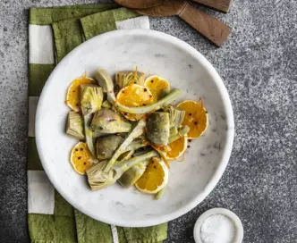 Insalata tiepida di carciofi, arance e pepe rosa con vinaigrette
