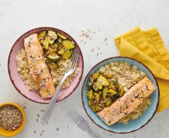 Bowl di quinoa con salmone al forno, zucchine e semi di girasole