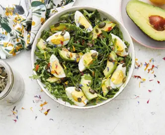 Insalata di rucola, avocado, uova sode, semi di zucca