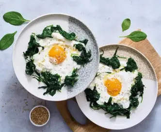 Uovo nuvola con spinaci